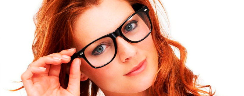 Навіщо носити окуляри поверх контактних лінз?